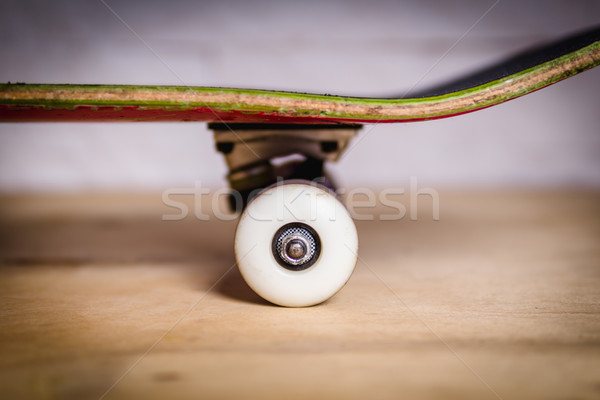 Alb skateboard roti camioane negru podea Imagine de stoc © superelaks