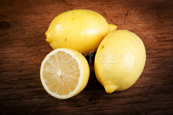 柠檬· 木桌 · 新鲜 ·老· 食品 ·冷 - 商业照片 © superelaks 