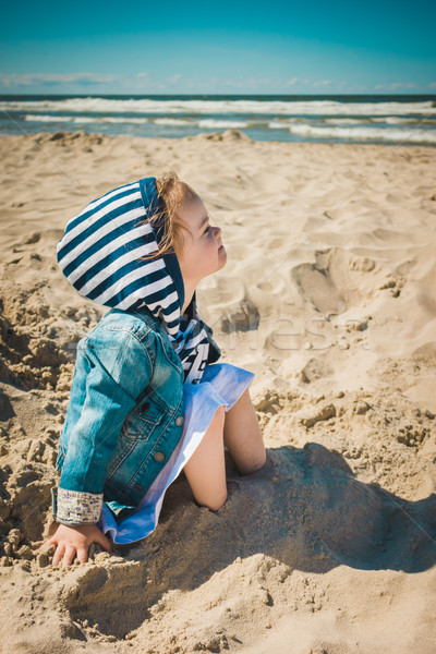 Fetita şedinţei nisip plajă drăguţ vacanţă Imagine de stoc © superelaks