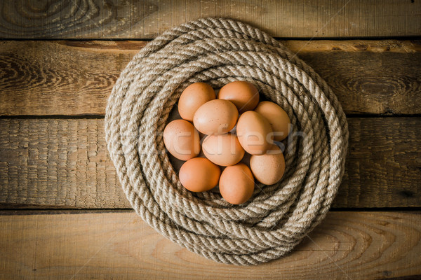 Ouă coş frânghie masa de lemn Paşti natură Imagine de stoc © superelaks
