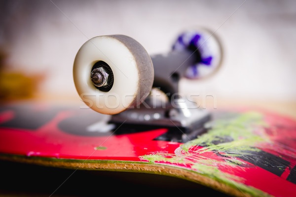 Alb skateboard roti camioane negru podea Imagine de stoc © superelaks