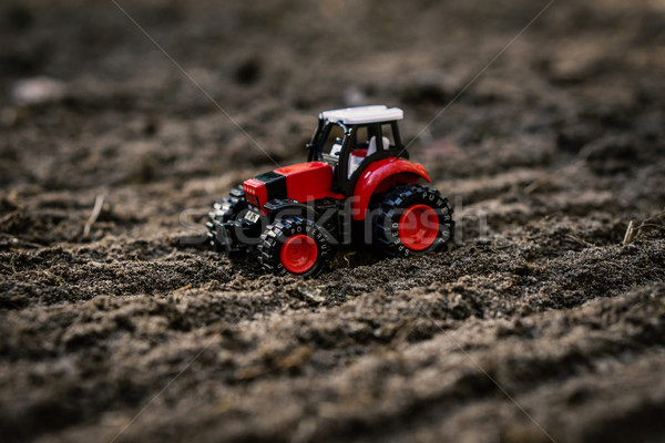 Jucărie tractor câmp mic roşu muncă Imagine de stoc © superelaks