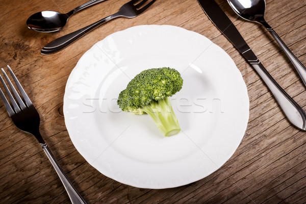 Imagine de stoc: Broccoli · placă · tacâmuri · vechi · masa · de · lemn · alimente