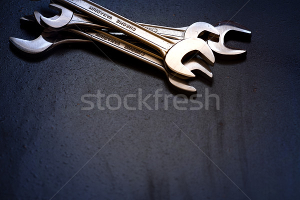 [[stock_photo]]: Acier · inoxydable · clé · sombre · espace · texte