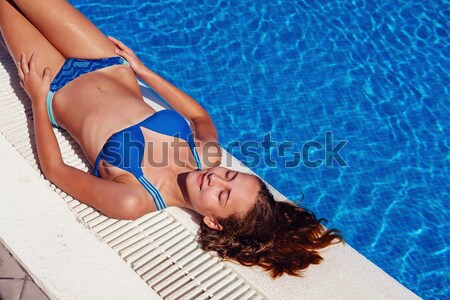 Fata frumoasa în aer liber piscină frumos Imagine de stoc © svetography