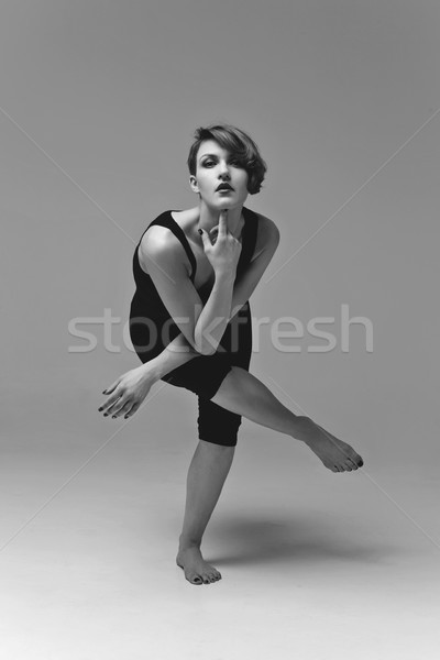 Gyönyörű nő táncos gyönyörű fiatal nő készít modern Stock fotó © svetography
