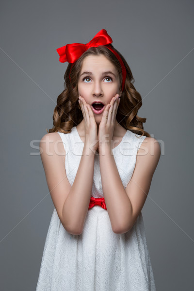 Foto stock: Sorprendido · muchacha · adolescente · rojo · arco · cabeza · hermosa