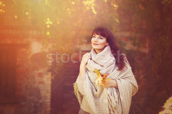 Hermosa niña aire libre hojas de otoño hermosa Foto stock © svetography