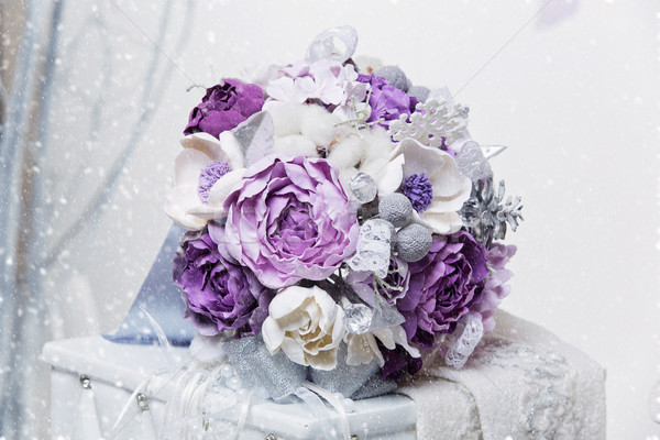 Stock fotó: Gyönyörű · lila · menyasszonyi · virágcsokor · kéz · művészet