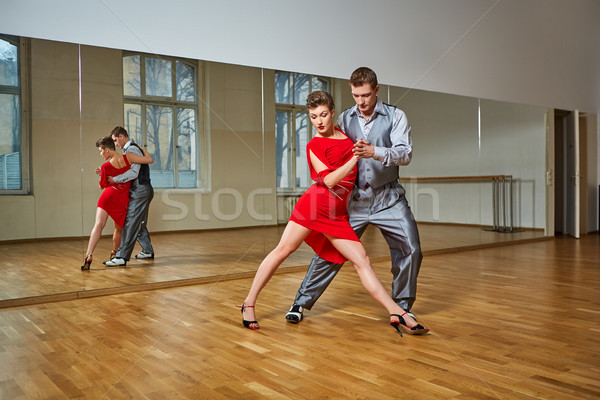 Bella Coppia dancing tango vestito rosso Foto d'archivio © svetography