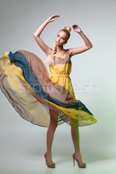 Fata frumoasa rochie prezinta ca păpuşă frumos Imagine de stoc © svetography