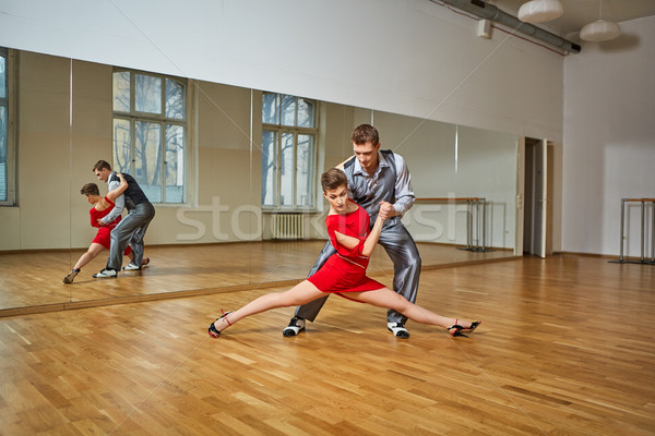 Schönen Paar Tanz tango roten Kleid Stock foto © svetography