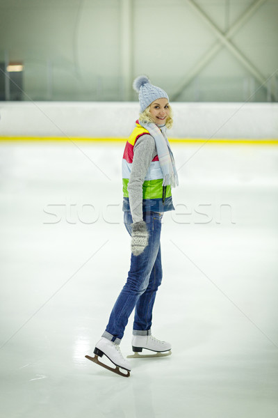 Mooi meisje winter kleding schaatsen ijs Stockfoto © svetography