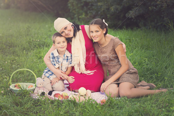 Foto stock: Família · piquenique · mãe · dois · crianças · ao · ar · livre