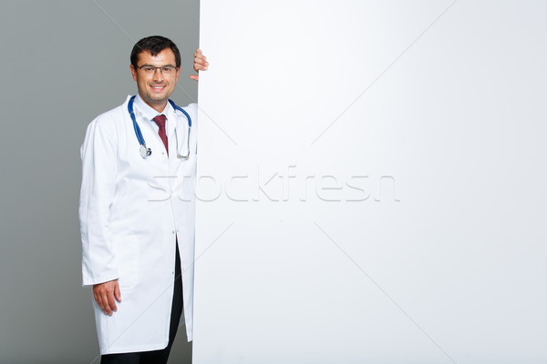 Doktor beyaz kat yakışıklı ayakta beyaz tahta Stok fotoğraf © svetography