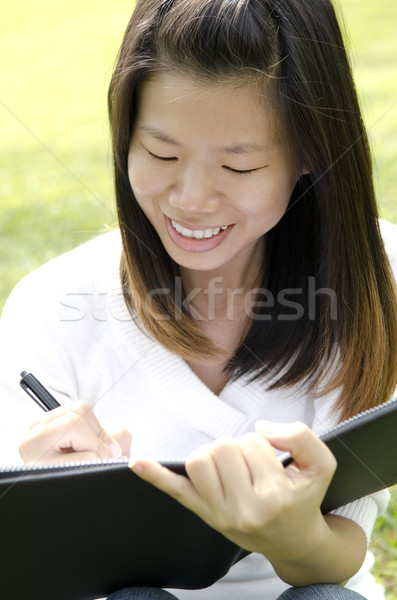 Meisje schrijven asian student vergadering buitenshuis Stockfoto © szefei