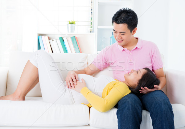 Asiatic gravidă cuplu conversaţie acasă familie Imagine de stoc © szefei