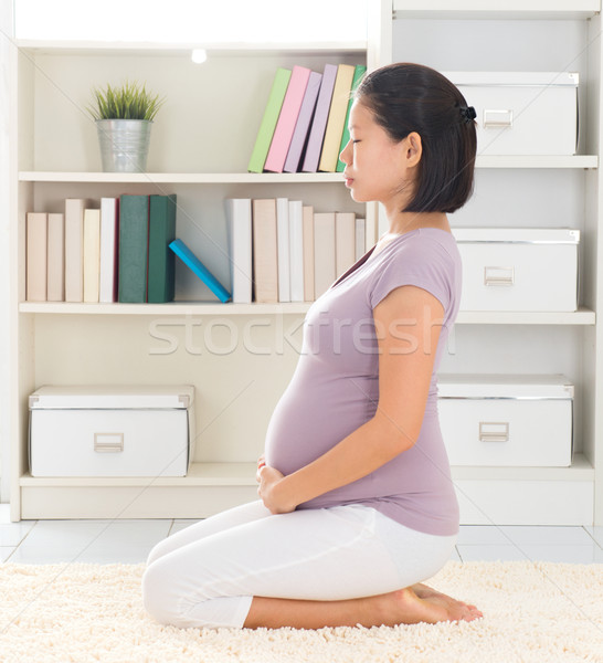 Femeie meditativ acasă prenatale yoga Imagine de stoc © szefei