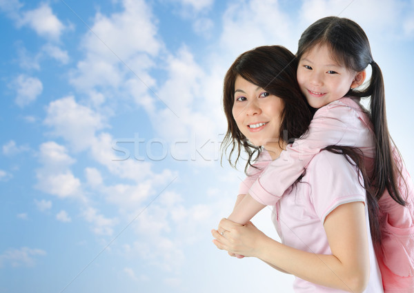 ストックフォト: アジア · 家族 · 屋外 · 楽しい · 母親 · ピギーバック