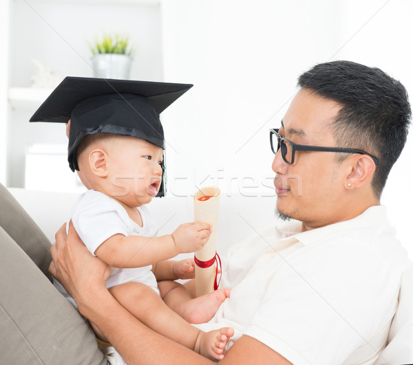 Foto stock: Bebê · graduação · boné · certidão · asiático