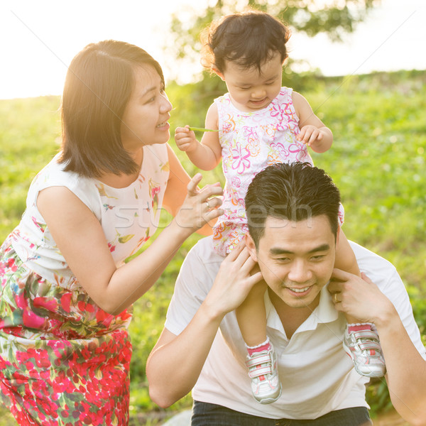 Asia familia jugando aire libre parque puesta de sol Foto stock © szefei