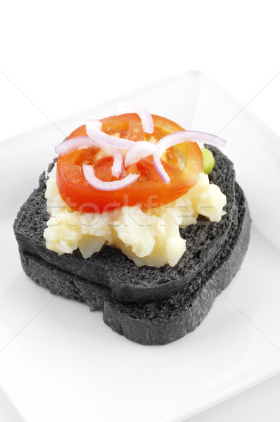 Negru carbune sandwich cartof tomate ceapă Imagine de stoc © szefei