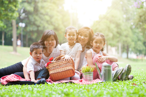 Asiático família ao ar livre piquenique feliz retrato de família Foto stock © szefei