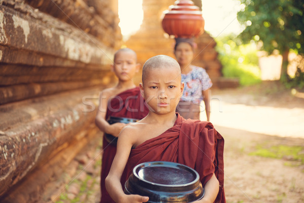 Buddhistisch Anfänger Sammeln Lebensmittel Südosten asian Stock foto © szefei