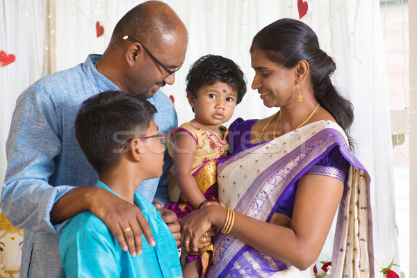 Traditional indian portret de familie India părinţi copii Imagine de stoc © szefei