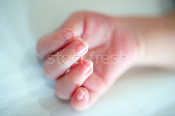 Nou-nascut copil mână moale concentra Imagine de stoc © szefei