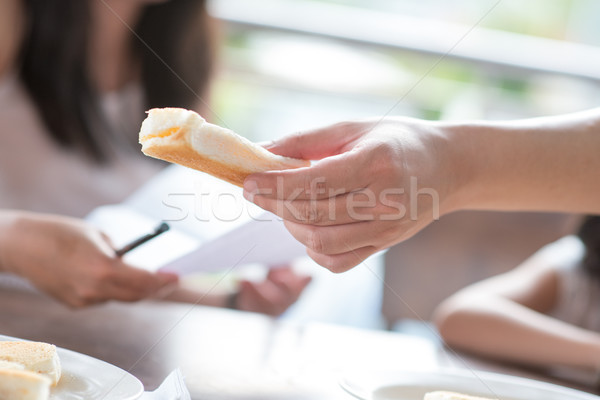 Menschlichen Hand halten Brot Toast Cafeteria Stock foto © szefei