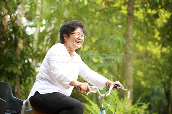 Foto stock: Ativo · senior · 60 · anos · asiático · mulher · equitação