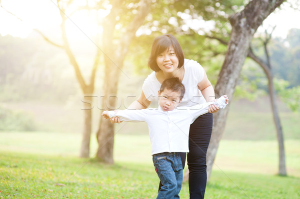 Mamă joc în aer liber parc familie Imagine de stoc © szefei