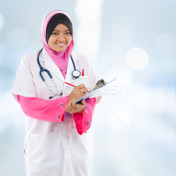 Délkelet ázsiai muszlim orvostanhallgató fiatal orvosi Stock fotó © szefei