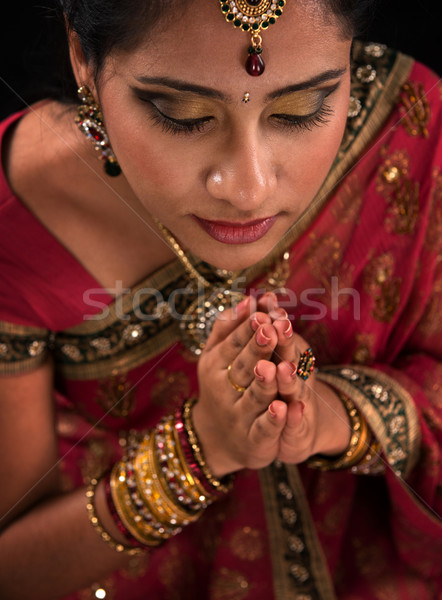 Indian vrouw gebed portret mooie Stockfoto © szefei