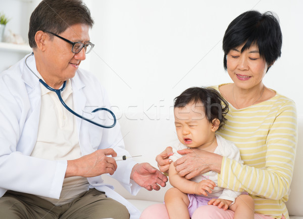 Vaccinare familie medic injecţie pediatru Imagine de stoc © szefei