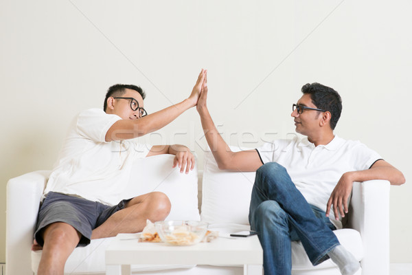 Stock foto: Männer · High · Five · sprechen · guy · Sitzung · Sofa