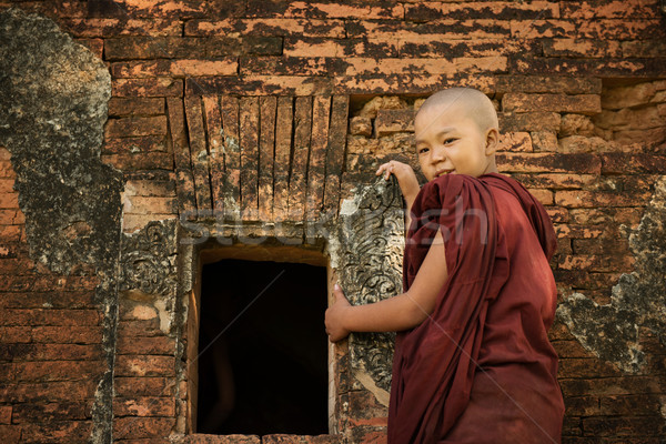 Buddhistisch Anfänger Mönch jungen stehen außerhalb Stock foto © szefei