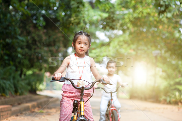 Copii calarie biciclete în aer liber portret activ Imagine de stoc © szefei