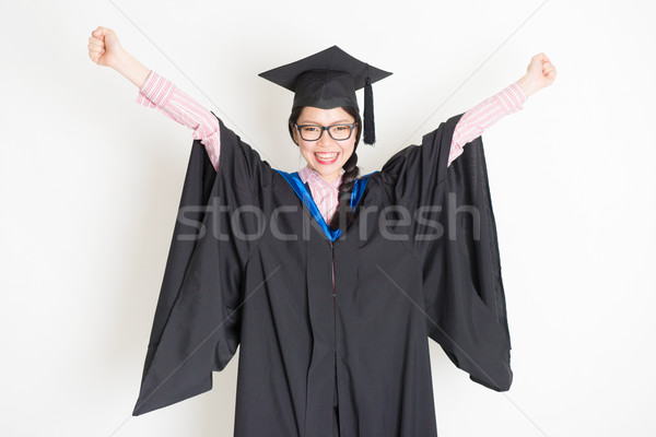 Egyetemi hallgató karok a magasban boldog érettségi talár sapka Stock fotó © szefei