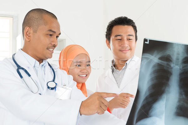 Stock fotó: Orvosok · megbeszél · röntgen · scan · csoport · együtt