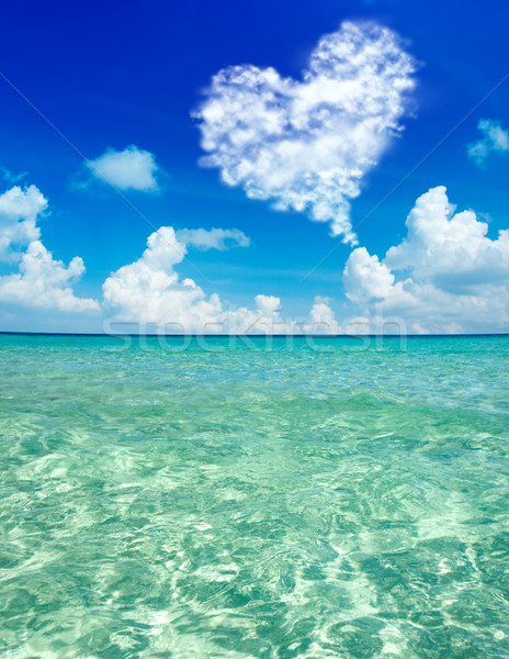 Insulă albastru apă cer dragoste inimă Imagine de stoc © szefei