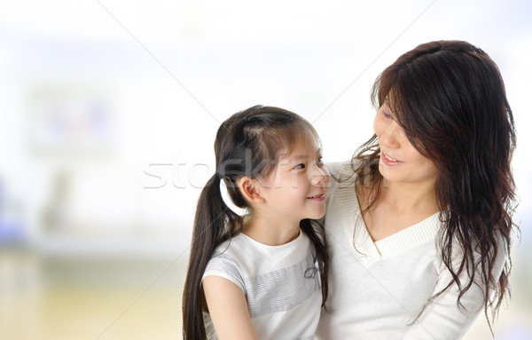 Asia madre hija conversación casa mujer Foto stock © szefei