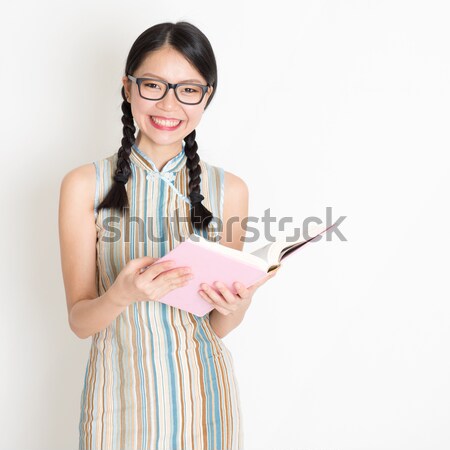 Asian chinese schoolmeisje handen tekst Stockfoto © szefei