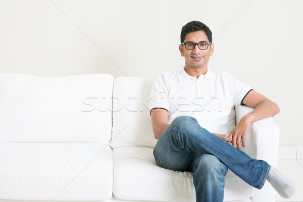 Jól kinéző fiatal indiai fickó ül kanapé Stock fotó © szefei