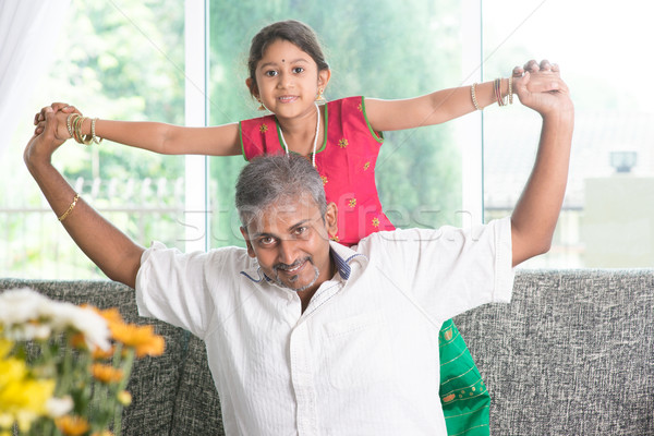 Daddy spielen Tochter glücklich indian Familie zu Hause Stock foto © szefei
