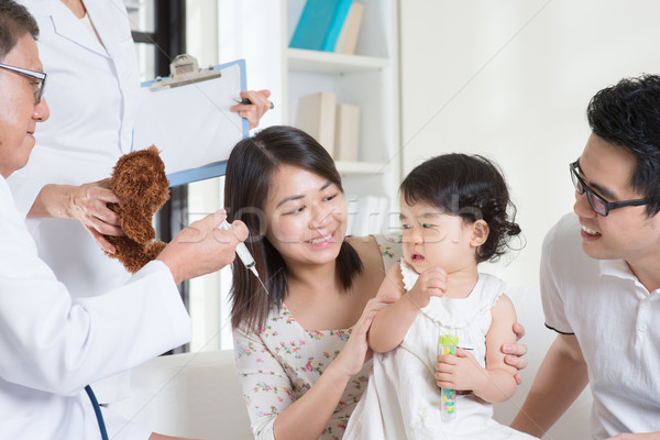 Vaccinazione bambino famiglia medico iniezione Foto d'archivio © szefei