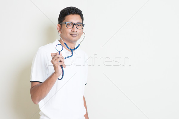 Médicos practicante indio estetoscopio mano Foto stock © szefei