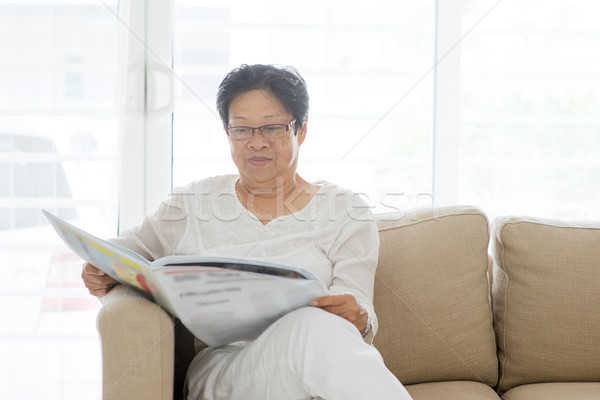 Foto stock: Asia · altos · mujer · lectura · periódico · ancianos