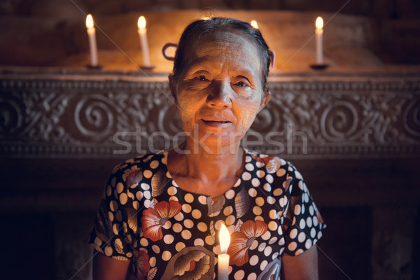 Eski buruşuk geleneksel Asya kadın dua eden Stok fotoğraf © szefei
